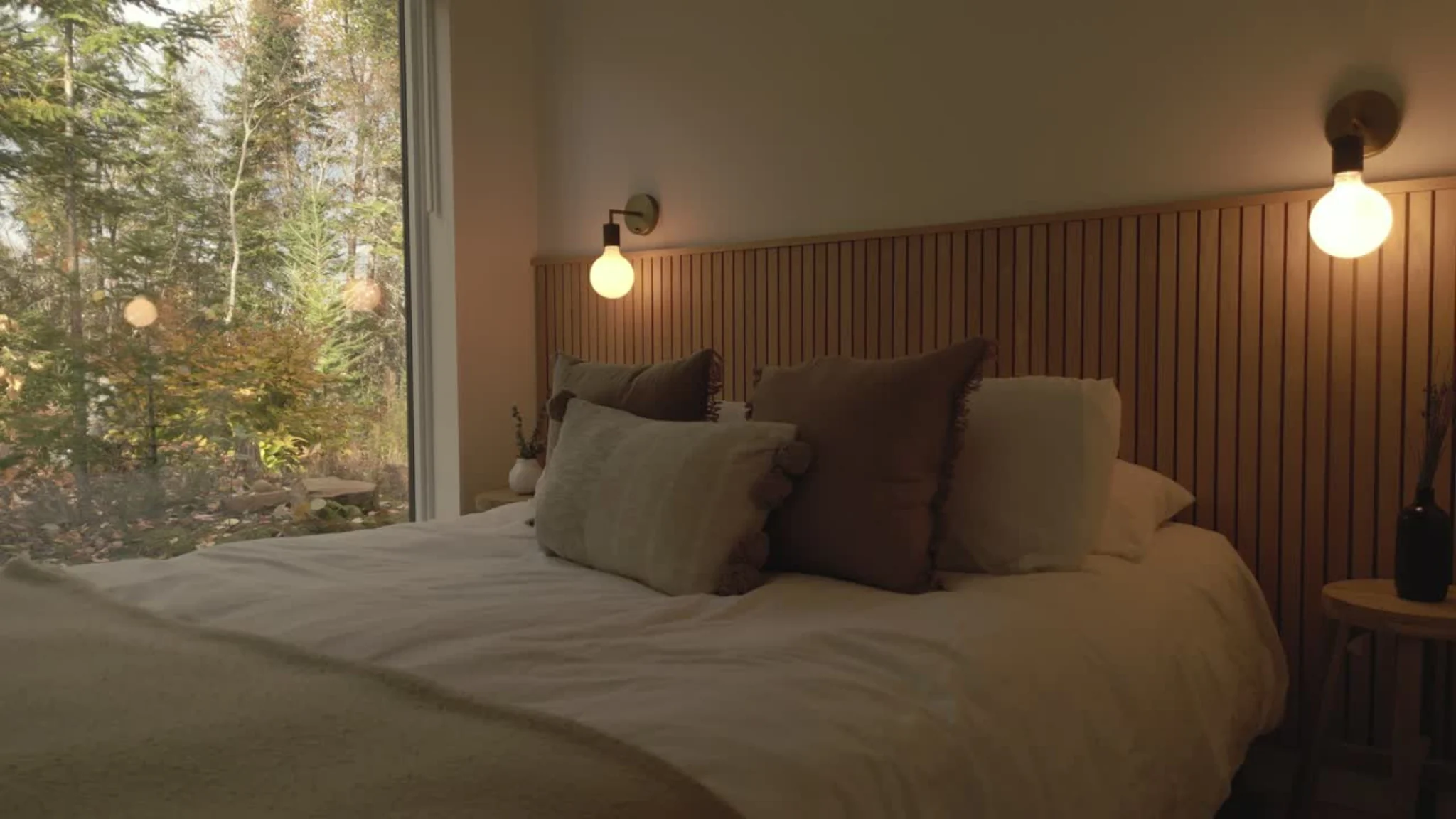 Secondary queen bedroom at WOLM Cabin