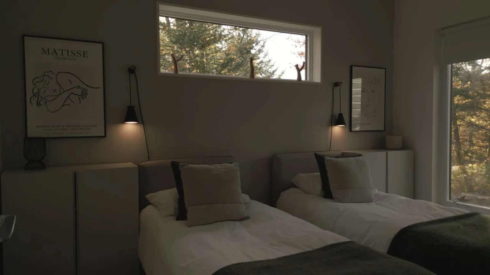 Bedroom with two single beds at WOLM Cabin